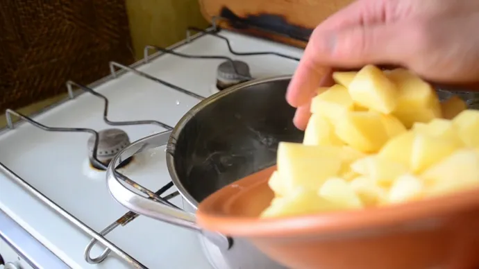 добавляем картофель