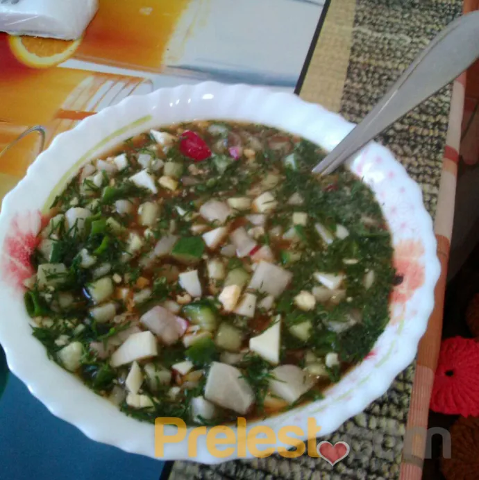разложить по тарелкам и залить холодным квасом, посолить по вкусу