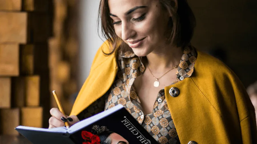 Выйти из тени: книга «Женщины силы» о том, как понравиться мужчине