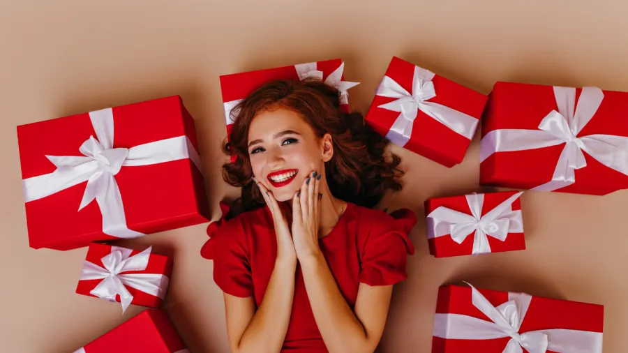 Выбираем подарки для девушек и женщин: подборка идей к 8 марта 