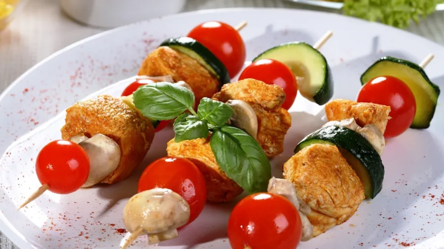 Шашлык из говядины с луком и шампиньонами
