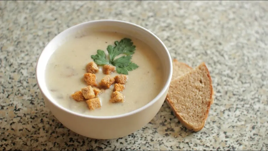 Cуп-пюре из шампиньонов со сливками, с гренками и зеленью - пошаговый рецепт