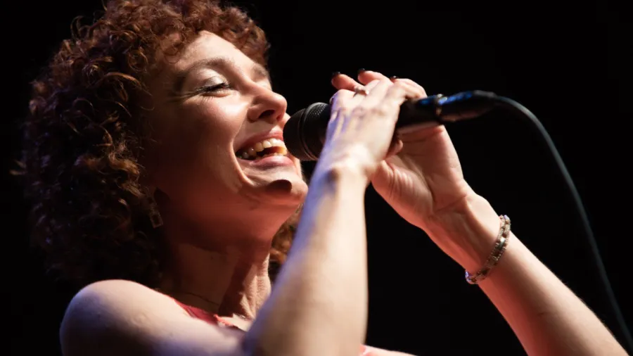 Анна Бутурлина споет о личном 23 февраля