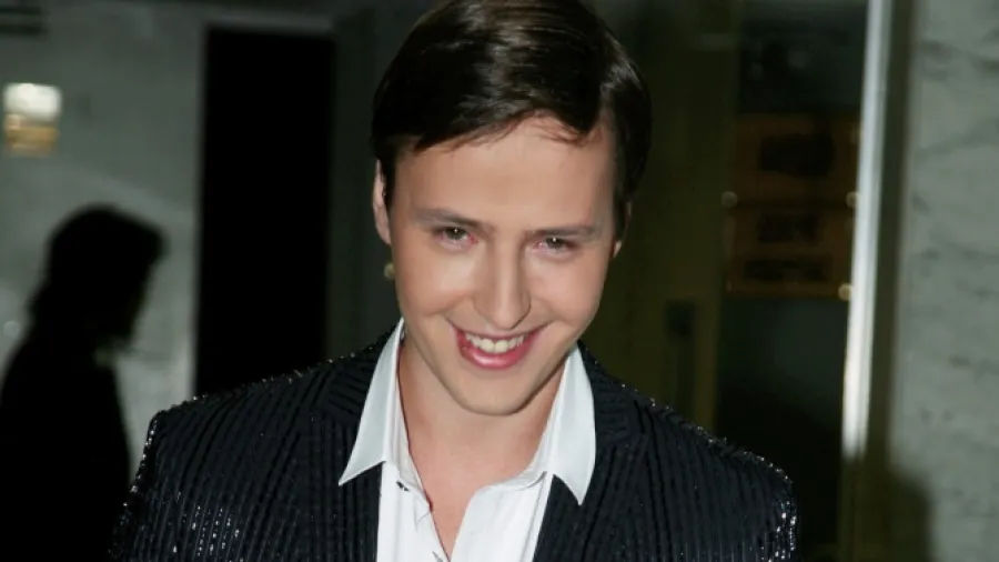 Витас разбил окно