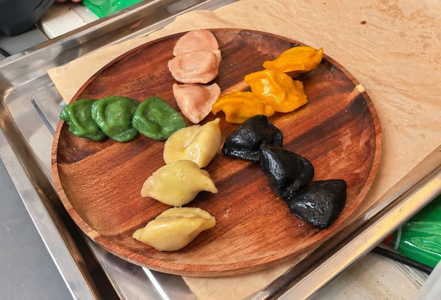 Ассорти цветных пельмешек (конина и гусь, говядина с уткой и кинзой, говядина с индейкой и чили, копченый брискет, сливочная индейка)